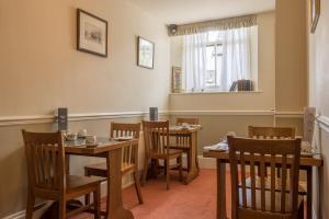 A seating area at Windermere Park inc Free off-site Health Club