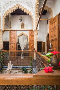 een toegang tot een gebouw met een poort en een balkon bij Riad Marhaba in Rabat