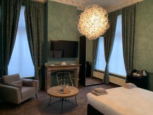 une chambre d'hôtel avec un lit et un lustre dans l'établissement Fish Market B&B, à Bruxelles