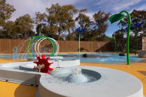 einen Wasserpark mit einem Brunnen in der Mitte in der Unterkunft Alivio Tourist Park Canberra in Canberra