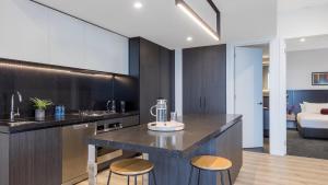 Кухня или мини-кухня в Avani Melbourne Box Hill Residences
