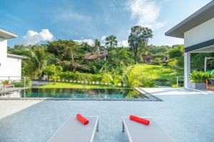 uma imagem de uma piscina numa villa em Villa Bai Saho em Mae Nam