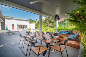 uma sala de jantar exterior com mesa e cadeiras em Villa Bai Saho em Mae Nam