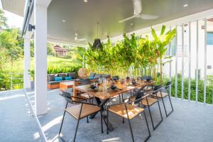 uma sala de jantar com mesa e cadeiras em Villa Bai Saho em Mae Nam