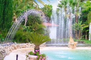 een fontein in het midden van een zwembad bij Agriturismo Paradiso Di Barchi in Terracina