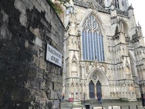 una chiesa con un cartello sul lato. di 7 Precentor's Court a York