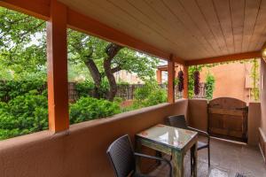 Balcony o terrace sa Santa Fe Motel & Inn