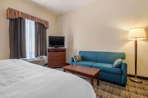 מיטה או מיטות בחדר ב-MainStay Suites Grantville - Hershey North