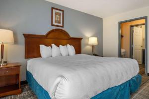 מיטה או מיטות בחדר ב-MainStay Suites Grantville - Hershey North