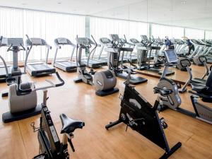 Fitnesa centrs un/vai fitnesa iespējas naktsmītnē Mercure Dubai Barsha Heights Hotel Suites And Apartments