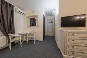 TV in/ali zabaviščno središče v nastanitvi Mini Hotel Ryleev