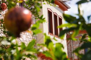 una manzana frente a una ventana en un edificio en Harmony Deluxe Villas, en Theológos