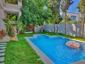 a swimming pool with a frisbee in a yard at Villa Sidi Bou Said in Sidi Bou Saïd