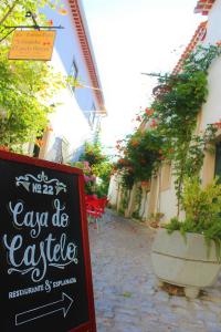 un panneau indiquant un café dans une rue avec des plantes dans l'établissement Casa do Castelo Ourém, à Ourém