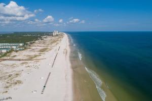 una vista aerea su una spiaggia con l'oceano di Plantation Dunes II a Gulf Shores