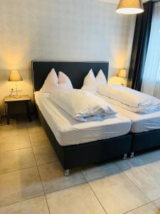 2 camas individuais num quarto com 2 candeeiros em Akropolis Hotel em Nuremberga