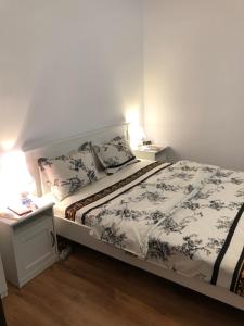 een slaapkamer met een bed en twee nachtkastjes bij Poppys Apartment in Arad