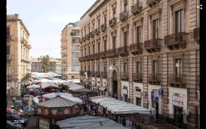 Uma visão geral de Catânia ou uma vista da cidade tirada da casa de hóspedes