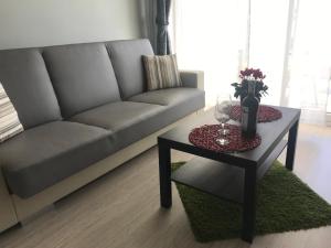 salon z kanapą i stołem w obiekcie Apartament Lucky w Pruszczu Gdańskim