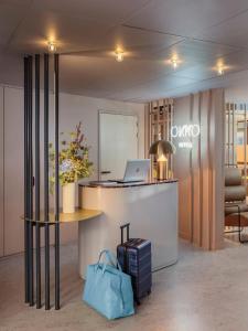 hol z biurkiem z laptopem w obiekcie OKKO Hotels Paris Gare de l'Est w Paryżu