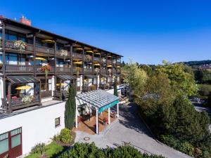 een luchtzicht op een hotel met een balkon bij AktiVital Hotel in Bad Griesbach