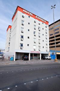 budynek hotelowy z podpisem usług hotelowych w obiekcie Hotel Express Terminal Tur - Rodoviária Porto Alegre w mieście Porto Alegre