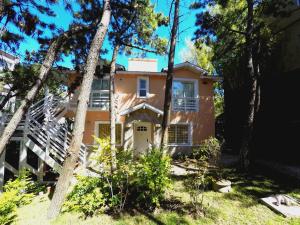 een huis in het bos met bomen bij Cabañas Victoria in Mar de las Pampas