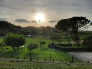 een uitzicht op een veld met de zon in de lucht bij LE MAMMOLE in San Miniato