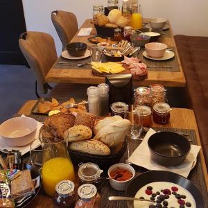 Une table avec un paquet de nourriture. dans l'établissement B&B La Vita Verde, à Susteren