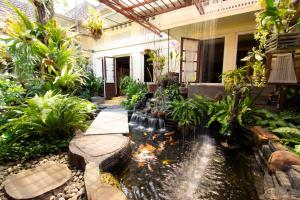 Um jardim em Duta Guest House