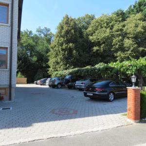 een groep auto's geparkeerd op een parkeerplaats bij Rooms and Apartments Panker in Moravske-Toplice