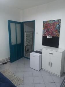 Uma TV ou centro de entretenimento em Casa Miron Unirii 3Strada Matei Corvin Apartament