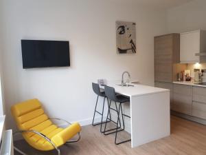 Dapur atau dapur kecil di 34 Cuppin Street - luxury city centre apartment!