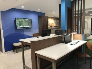 Televisyen dan/atau pusat hiburan di Holiday Inn Express - Naples South - I-75, an IHG Hotel