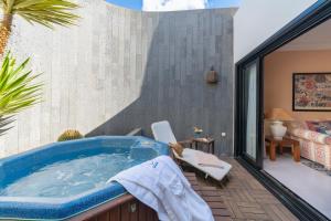 une baignoire jacuzzi sur le balcon d'une maison dans l'établissement Villa VIK - Hotel Boutique, à Arrecife