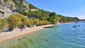 - une vue sur une plage avec des bateaux dans l'eau dans l'établissement Apartments Neda, à Omiš