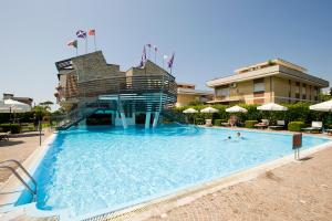 - une grande piscine avec des personnes à l'eau dans l'établissement Hotel Poseidon, à Terracine