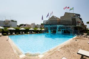 une grande piscine en face d'un hôtel dans l'établissement Hotel Poseidon, à Terracine