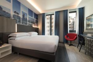 Una cama o camas en una habitación de iQ Hotel Milano