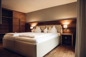 a bedroom with a large white bed in a room at Landgasthof Zehner in Drosendorf