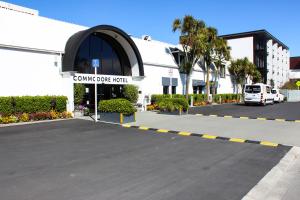 Commodore Airport Hotel Christchurch في كرايستشيرش: موقف سيارة امام مبنى