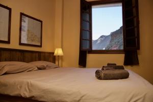 - une chambre avec un lit et une vue sur la montagne dans l'établissement Refugio El Hornillo, à San Pedro