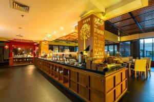 Un restaurant u otro lugar para comer en VOUK Hotel and Suites Nusa Dua Bali