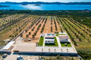 uma vista aérea de um edifício com um campo de culturas em Estate Villa Duo em Biograd na Moru