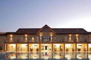 uma vista exterior de um edifício com piscina em ARTEMIDE "Fiore Club" B&B SUITE SPA em Giffoni Valle Piana