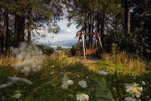 um baloiço de madeira num campo com flores em Linthwaite House Hotel em Bowness-on-Windermere