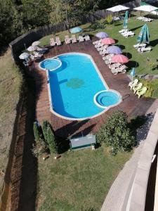 una vista sul soffitto di una piscina con sedie e ombrelloni di Detelina Complex a Hisarya