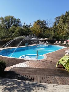 una piscina con fontana di Detelina Complex a Hisarya