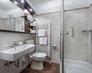 uma casa de banho com um lavatório, um WC e um chuveiro em Johannesbad Hotel Füssinger Hof em Bad Füssing