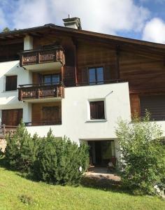 een groot gebouw met balkons aan de zijkant bij Chalet Studio - Top Ausstattung - beste Lage Davos in Davos